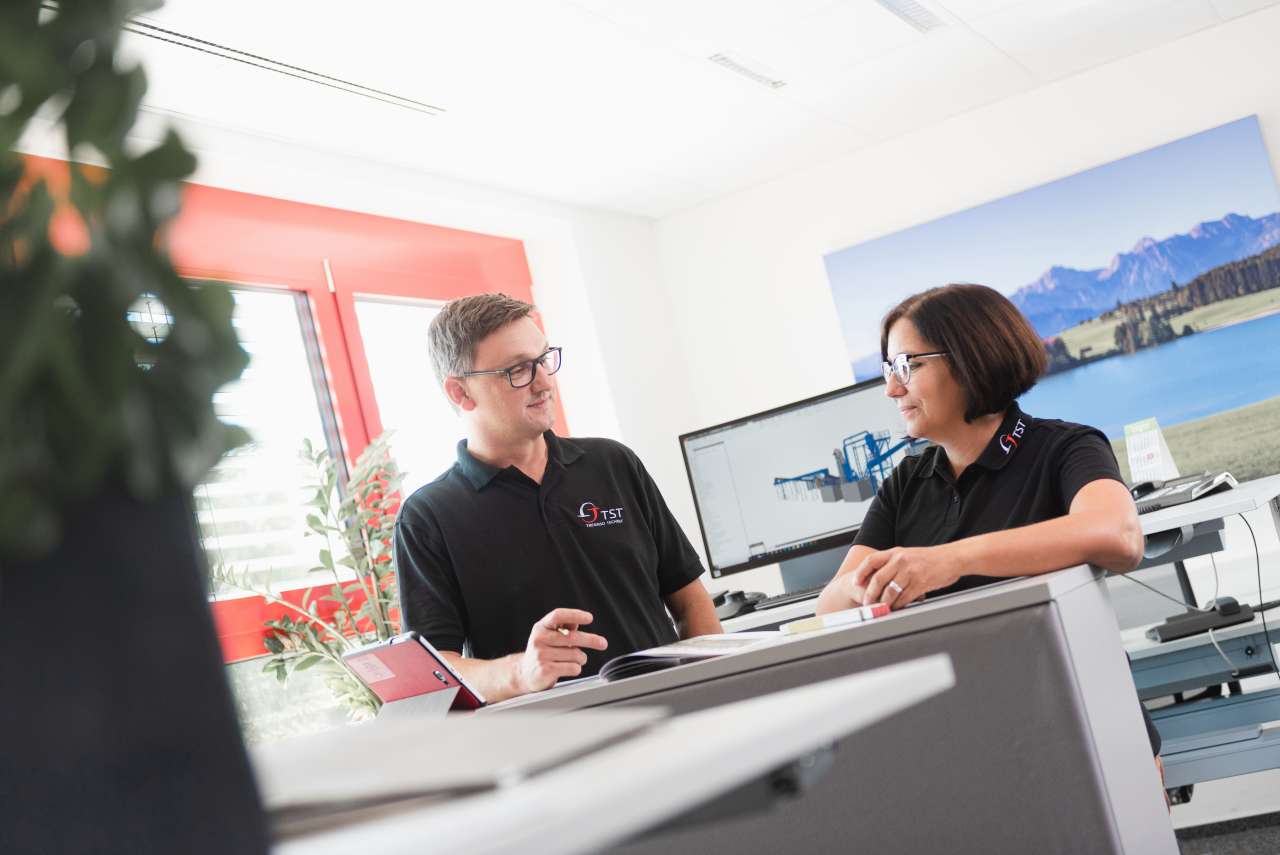 Finalisierungsphase – Kunde und Ingenieure bei der Besprechung des Teeverarbeitungskonzepts.